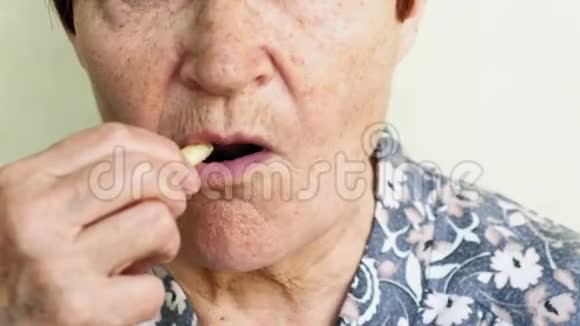 老妇人吃炸薯条特写视频的预览图