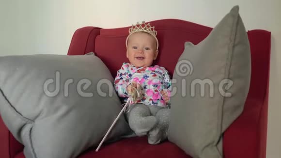戴公主王冠的小女孩视频的预览图