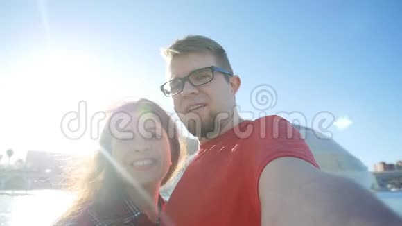 年轻夫妇在西班牙巴伦西亚拍摄自拍照片旅行和度假概念视频的预览图