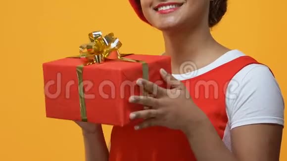 快乐的年轻女子牵着礼物礼物周年纪念惊喜视频的预览图