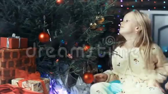 两个姐妹装饰圣诞树视频的预览图