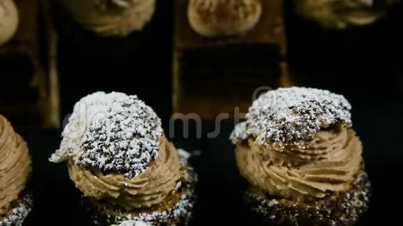 法式甜点焦糖奶油糕点上的一排排特写全景视频的预览图