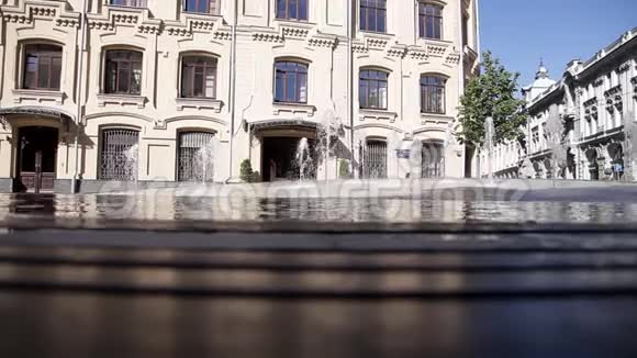 城市公园的美丽喷泉巴洛克建筑视频的预览图