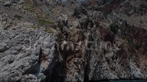 在海平面以上的深褐色悬崖上土耳其视频的预览图