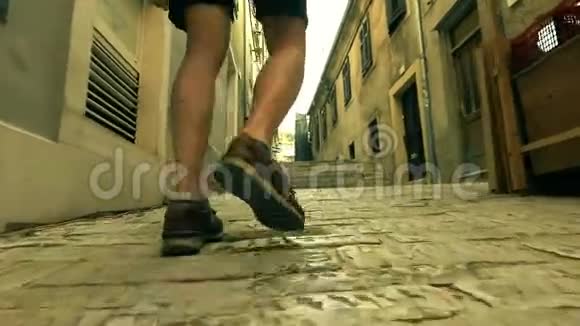 男旅人脚后景沿着古老的地中海城市街走视频的预览图