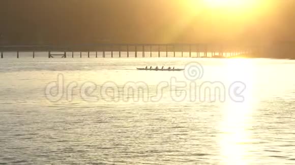 一群人在美丽的日落时沿着大海漂流游客骑马独木舟团队合作团结日落视频的预览图
