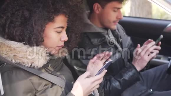 在车里用手机的情侣视频的预览图