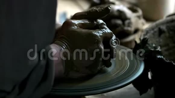 陶工做泥锅的脏手视频的预览图