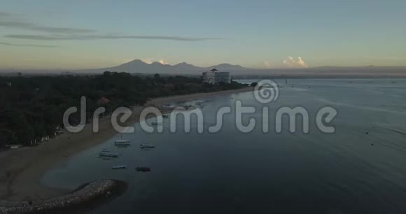 巴厘岛日出从无人机视频的预览图