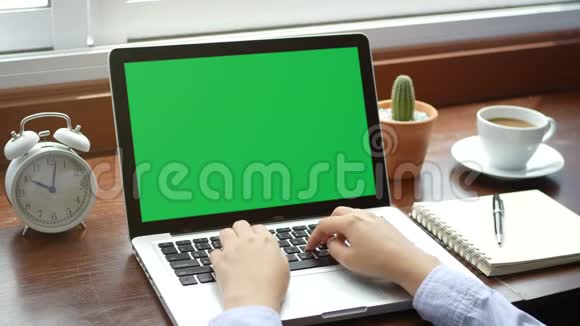 4K特写女人用笔记本电脑工作用手指和键盘打字空白绿屏电脑手提电脑视频的预览图