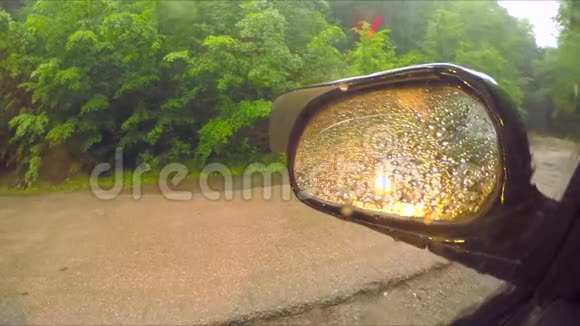 汽车侧视镜和车窗的雨滴视频的预览图