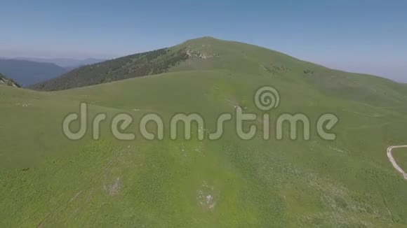 高地高山草甸的飞行镜头视频的预览图
