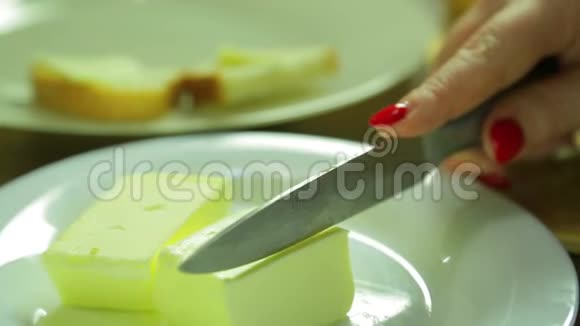 女人切了一片黄油做罐头视频的预览图