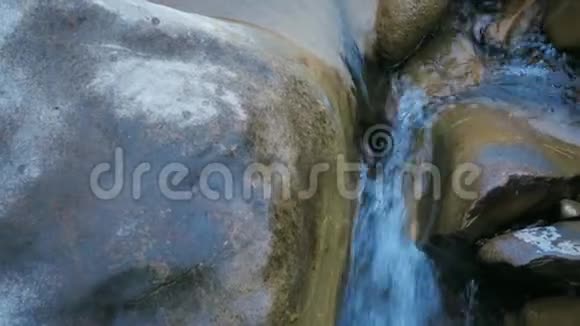 山涧的特写水在石头之间流动冲洗它们视频的预览图