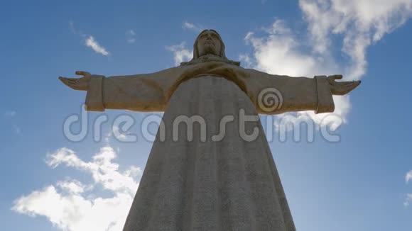 里斯本阿尔马达山顶上巨大的基督山雷雕像视频的预览图