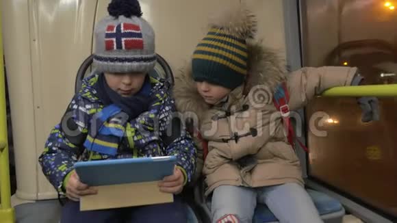 两个小男孩坐通勤车视频的预览图