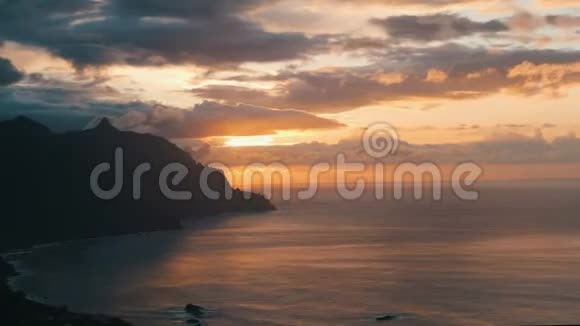 戏剧性日落的时光流逝位于特内里费加那利群岛的贝尼霍海滩视频的预览图