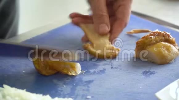 厨师在切割板上切碎腌制蘑菇手的特写动作视频的预览图