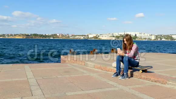 那个女孩坐在码头上自鸣得意视频的预览图