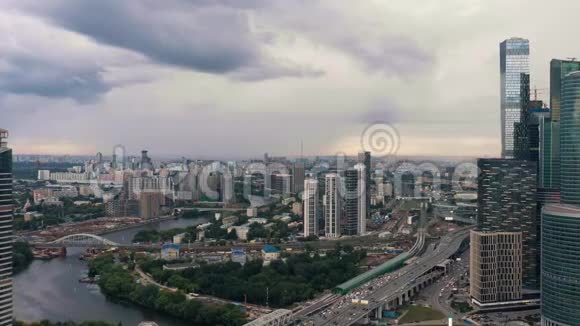 空中无人机在多云天空下放大莫斯科郊区全景视频的预览图