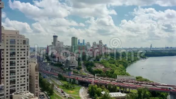 空中无人机在多云天空下放大莫斯科郊区全景视频的预览图
