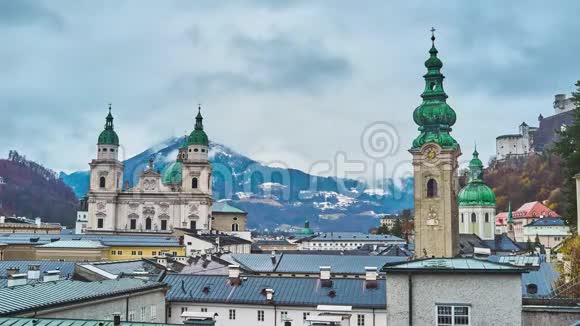 奥地利阴天的萨尔茨堡屋顶和白墙视频的预览图