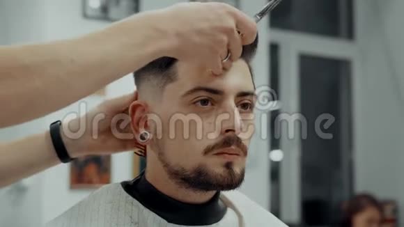 理发店给客户理发的男理发师视频的预览图