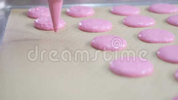 糖果制造焦糖玛咖龙烹饪食品和烘焙概念厨师与糖果袋挤压奶油视频的预览图