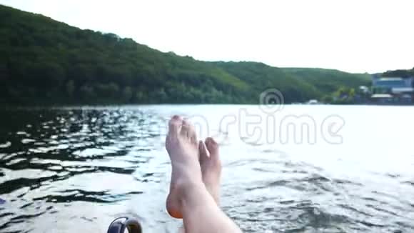 在船上休息海水背景上的腿视频的预览图