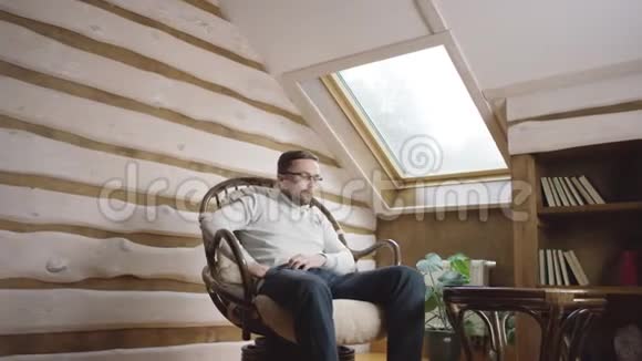 戴眼镜的男人在智能手机上视频聊天视频的预览图