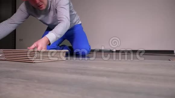 新房间铺木橡木层压板的专业工人视频的预览图