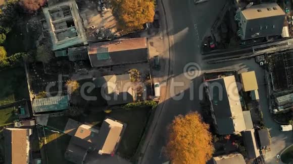 英国山顶区村庄上空无人驾驶飞机视频的预览图