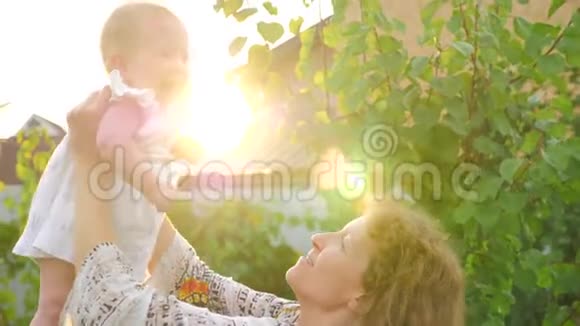 产假概念母亲背景快乐的母亲视频的预览图