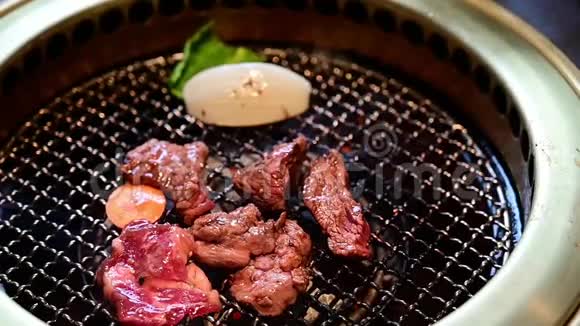 烤架上烤牛肉作为日本食物视频的预览图