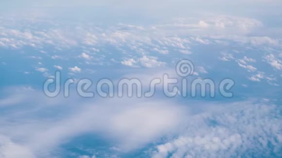美丽的蓝天和飞机窗户上的云彩视频的预览图