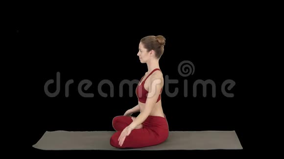 年轻有魅力的女子练习瑜伽做莲花姿势阿尔法频道视频的预览图