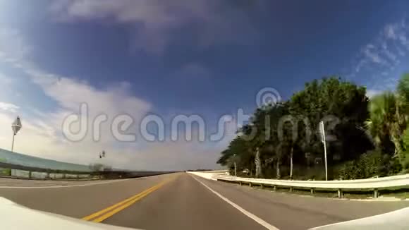 佛罗里达在钥匙高速公路上在钥匙西部的方向上用安装在移动汽车引擎盖上的摄像机拍摄时间跨度很大视频的预览图