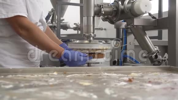 糖果师用奶油做饼干蛋糕在现代的帮助下用炼乳把奶油涂在蛋糕上视频的预览图