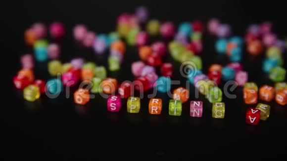 相机运动特写词SPRING从彩色立方体中收集的黑色背景上有字母视频的预览图