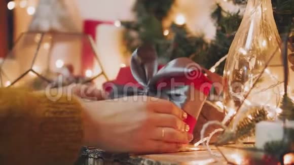 女人手里拿着圣诞节或新年装饰的礼品盒视频的预览图