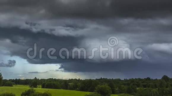 暴风云在天空中移动视频的预览图