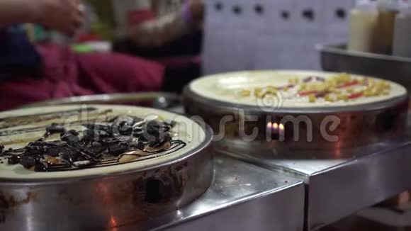 泰国式薄饼平底锅当地市场街头美食视频的预览图
