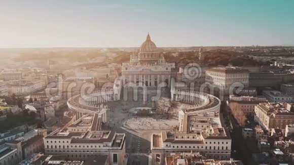 梵蒂冈城拥挤的圣彼得广场的鸟瞰图视频的预览图