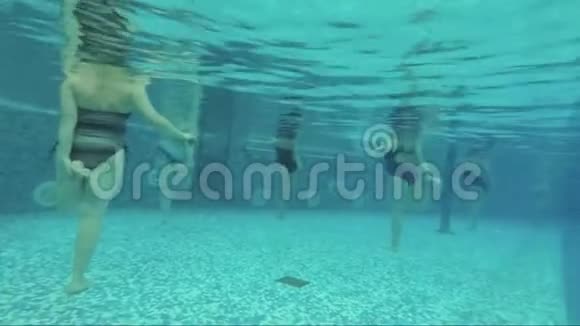 水上有氧运动健康生活方式水上运动视频的预览图