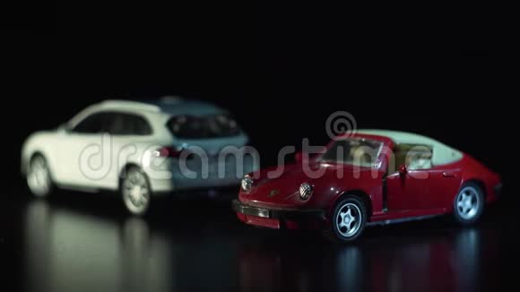 红白车在黑暗中受梁效应的影响视频的预览图