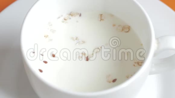 早餐加燕麦片视频的预览图