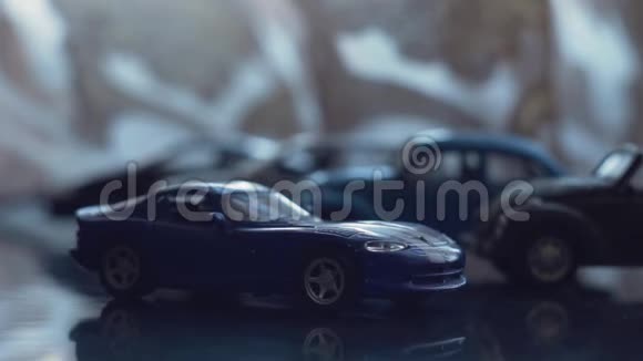运动蓝色玩具车背景上的玩具车视频的预览图