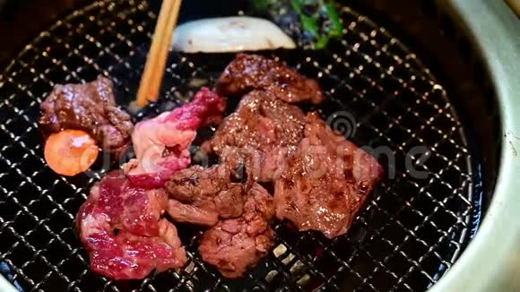 烤架上烤牛肉作为日本食物视频的预览图