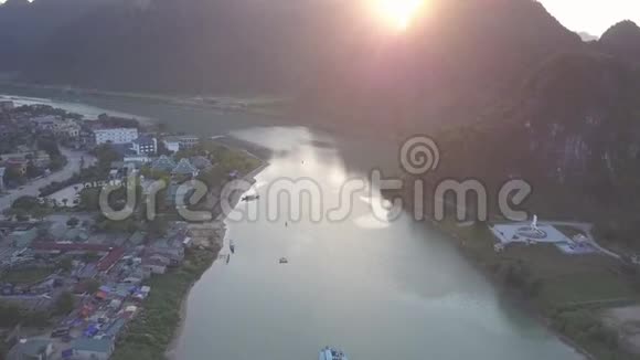 从山后俯瞰日落阳光河城视频的预览图