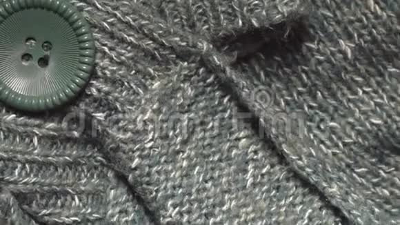 纺织品商店绿色丙烯酸针织面料的纹理慢动作视频的预览图